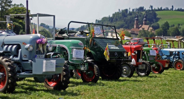 ber 400 Traktoren sumten die Wiesen um St. Peter.   | Foto: Christian John