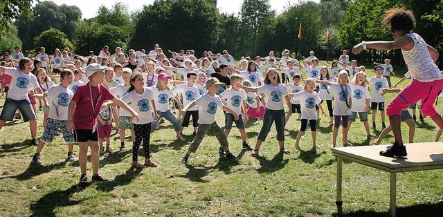 145 Kinder tanzen Zumba beim Kindersommer.   | Foto: Jugendbro Neuenburg