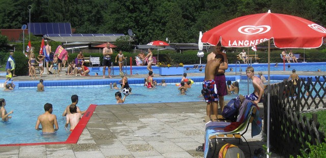 Beliebter Treffpunkt: Das Schwimmbad in der schnen Au.   | Foto: Heiner Baur