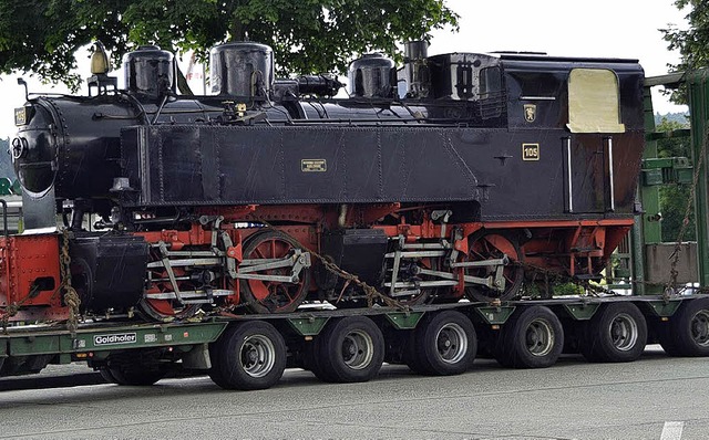 Auf einem Tieflader wurde die einstige...er Schweiz in den Harz transportiert.   | Foto: Gerald Schmidtkunz