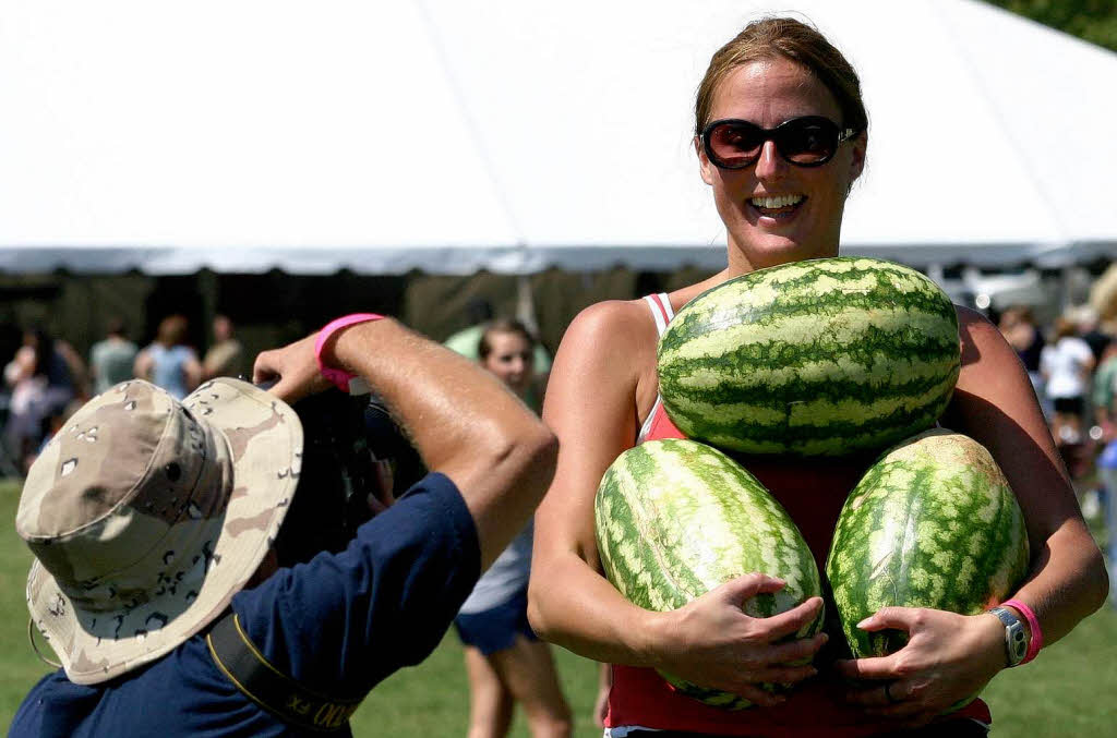...Denn mit einer Melone im Arm lernt Baby Johnny kennen. Sponsor des Fests ist brigens die Vereinigung der Wassermelonen-Zchter.