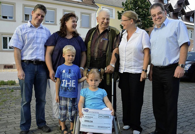 Emilia, ihre Eltern Jasmin und Rainer ...nd Rudolf Kpfer (Volksbank Mllheim)   | Foto: Babeck-Reinsch