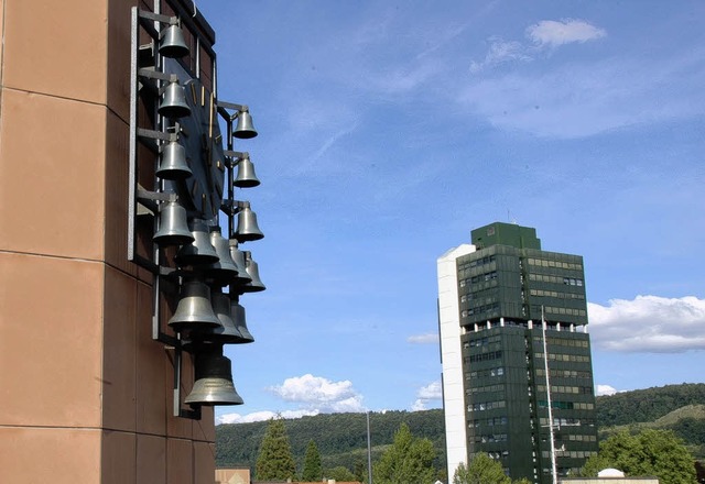 Turmnachbarn: das Glockenspiel der Spa...iig Jahre alt wird, und das Rathaus.   | Foto: Nikolaus Trenz