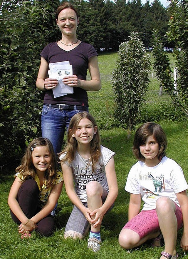 Auf Wanderungen erzhlt Naturfhrerin ...dinnen Maren (links) und Sarah freuen.  | Foto: Wolfgang Adam