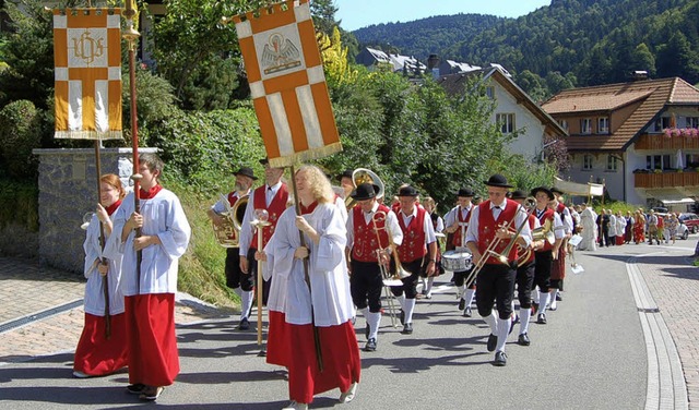 Eine eucharistische Prozession mit Mus...rgern zog am Sonntag durch Todtmoos.   | Foto: Hans-Dieter Folles
