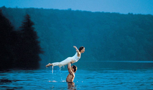 Im Wasser kommen sie sich nher: Jenni...ls Baby und Patrick Swayze als Johnny   | Foto: dpa