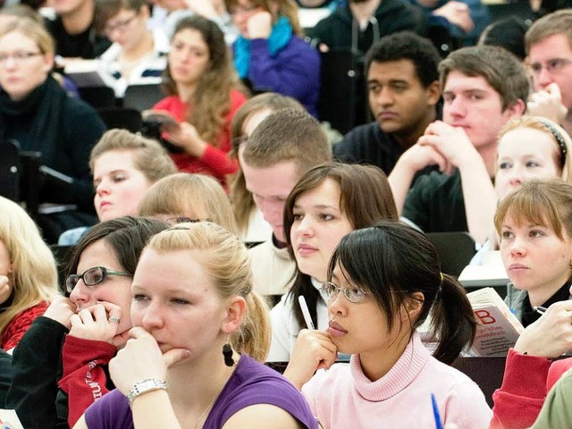 Viele Studierende ben ebenfalls  mass...en Bachelor- und Masterstudiengngen.   | Foto: DPA