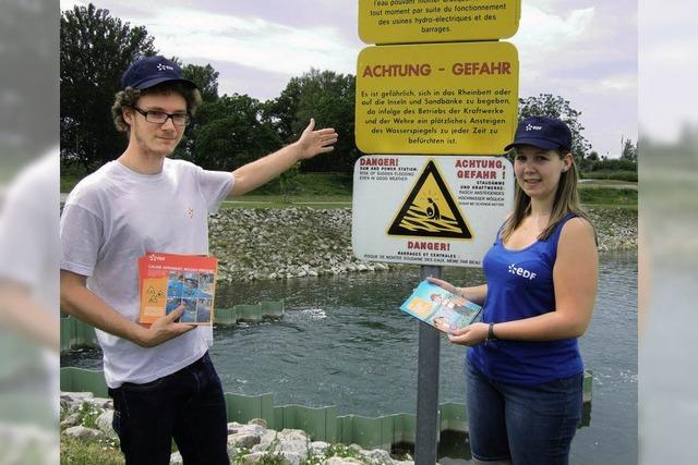 Helfer informieren über die Gefahren, die am Rhein lauern