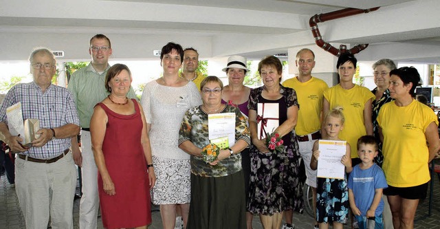 Beim Sommerfest des ASB-Pflegeheimes i... Silvia Finkbeiner (Vierte von links).  | Foto: Heike Scheiding-Brode