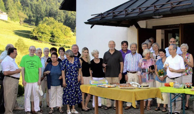 Nach dem Gottesdienst versammelten sic...shaus zu einem geselligen Stehempfang.  | Foto: Rolf-Dieter Kanmacher