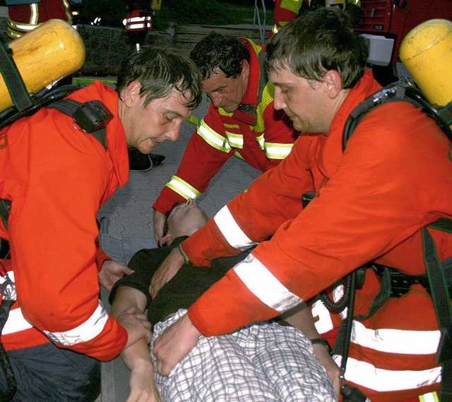 Drei Feuerwehrmnner bargen beider Ges...halde einen &#8222;Verletzten&#8220;.   | Foto: peter Schtz
