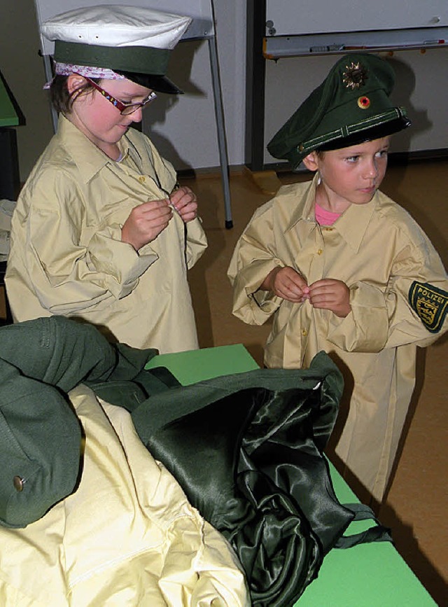 Wie richtige Polizisten: Die Kinder duften sich Uniform anziehen.  | Foto: Sarah Trinler