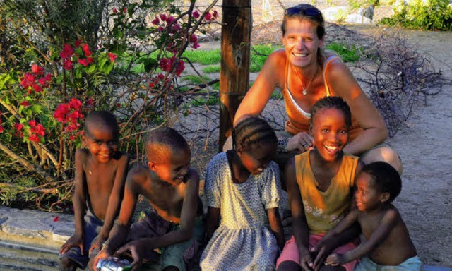 Stephanie Reitz ist in Namibia heimisc...e mit den Kindern  ihrer Mitarbeiter.   | Foto: privat