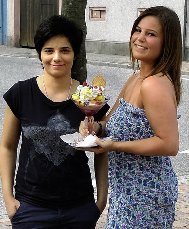 Franziska Moser (rechts) und Graziella Montani beim  Start der  Baumpatenaktion  | Foto: bremer