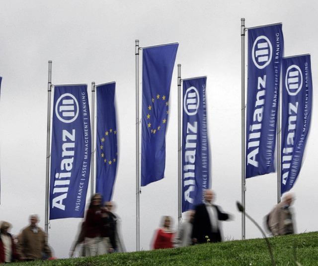 Passanten nahe der Allianz-Zentrale in Mnchen   | Foto: dapd