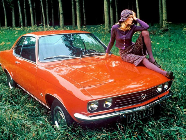 Ein Model posiert 1970 auf der Motorhaube eines Manta.   | Foto: dpa