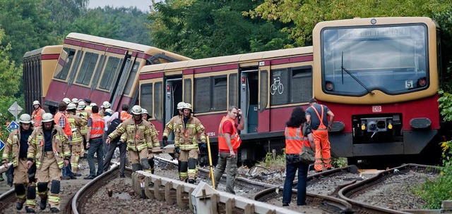 Rettungskrfte bergen die S-Bahn-Waggons.   | Foto: DPA