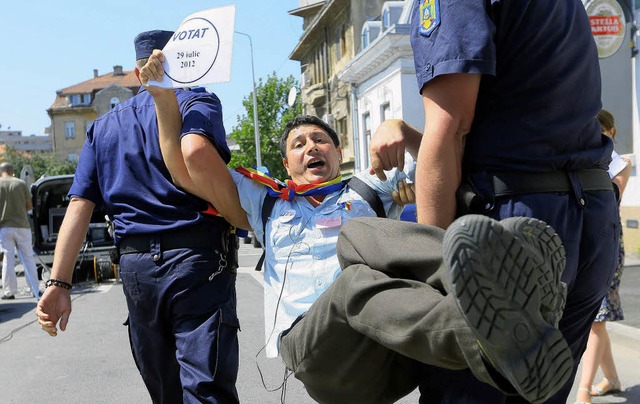Ein Demonstrant in Bukarest protestier... Basescus, verfehlte aber das Quorum.   | Foto: dpa