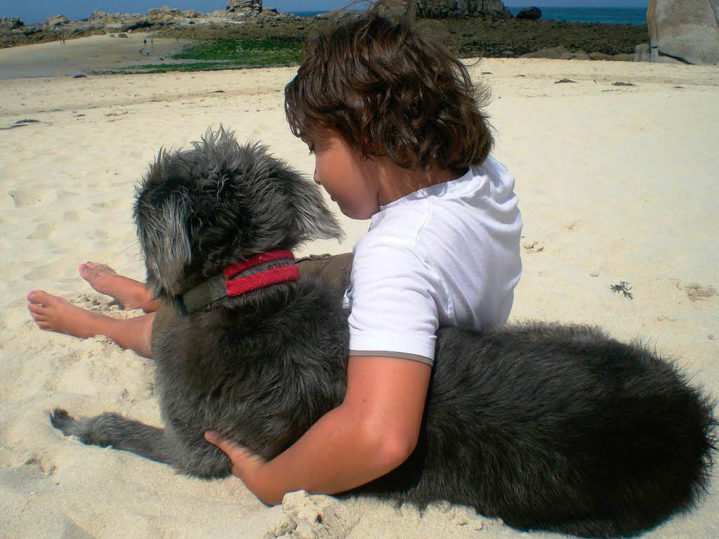 Sohn Marlon mit Hndin in Clder, BretagneFoto: Gabi Melzer, Ettenheim