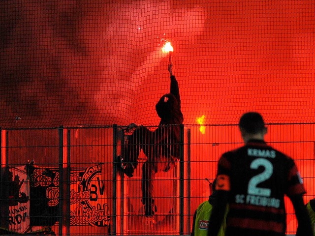 Zndler im SC-Stadion: Beim Spiel zwis...s aus Dortmund Bengalos im Gsteblock.  | Foto: dpa