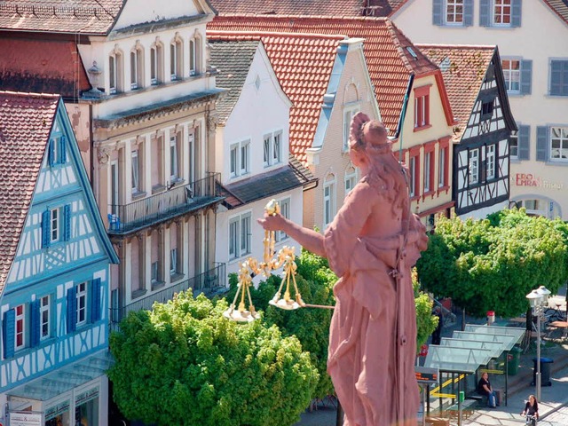 Die Justitia auf dem Rathaus in Offenburg.  | Foto: Helmut Seller