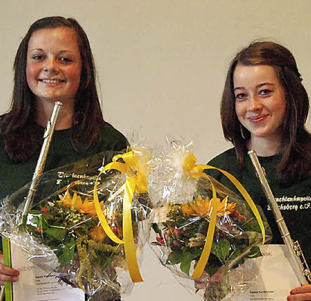 Hanna Vogelbacher (links) und Nadine K...bad das Silberne Leistungsabzeichen ab  | Foto: Karin Stckl-Steinebrunner