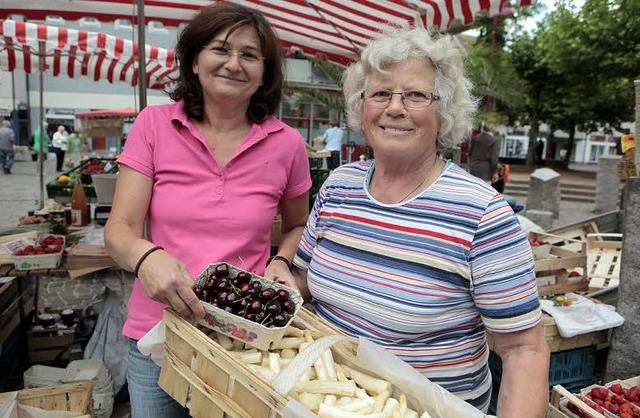 Manda und Sieglinde Suhm vor ihrem Stand   | Foto: CHRISTOPH BREITHAUPT