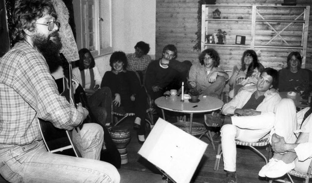 Vor fast 30 Jahren in der Teestube im Jugendhaus spielte Klaus Romanith Gitarre  | Foto: Privat