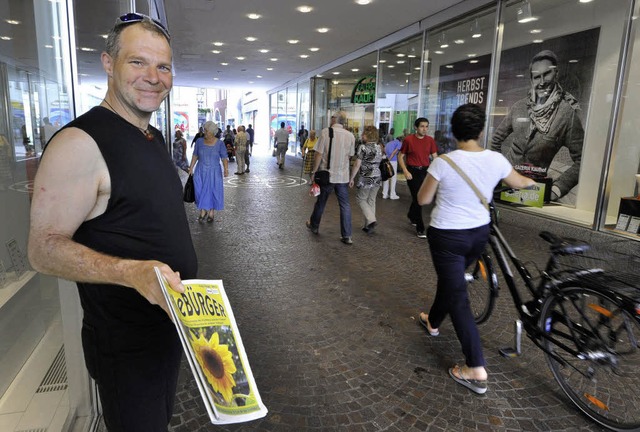 Bernd bietet den &#8222;Freien Brger&...i allen Straenzeitungen der Republik.  | Foto: Michael Bamberger