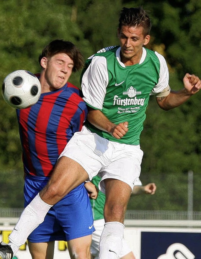 In den Zweikmpfen, hier Markus Sutter... die DJK-Spieler nichts zu bestellen.   | Foto: Dieter Reinhardt