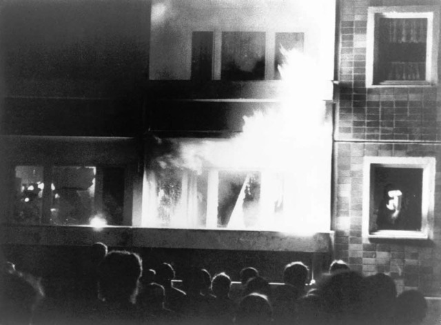 Brennende Fensterfront 1992     | Foto: Ullstein