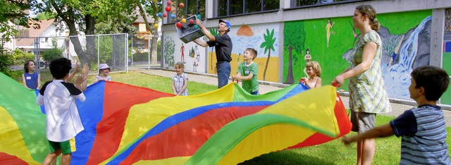 Norbert Stockert bringt einen Eimer bunter Blle mit ins Schwungtuch-Spiel.  | Foto: Roland Vitt