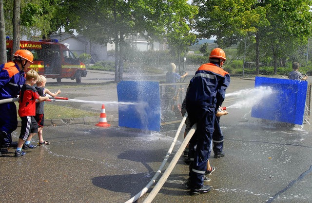 Zisch: Mittels Wasserkraft wurde ein H...n mit Gitterboxen zum Laufen gebracht.  | Foto: Roland Vitt