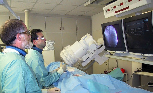 Bei der Behandlung von Durchblutungsst...ltz, rechts Oberarzt Michael Schwenk.   | Foto: fotos: klinikum