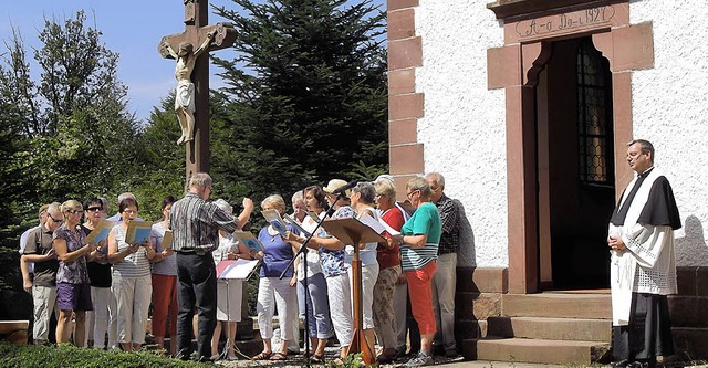 Der Kirchenchor sang Marienlieder.   | Foto: privat