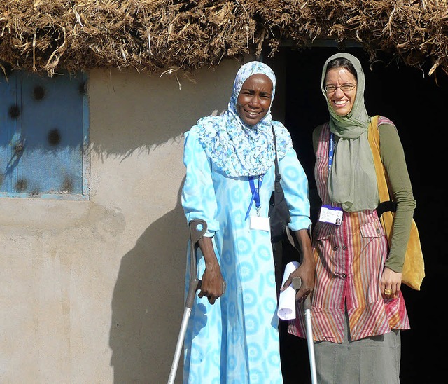 Ikhlas Ibrahim Musa mit Birgit Noack in ihrer Heimat im Sudan.  | Foto: privat