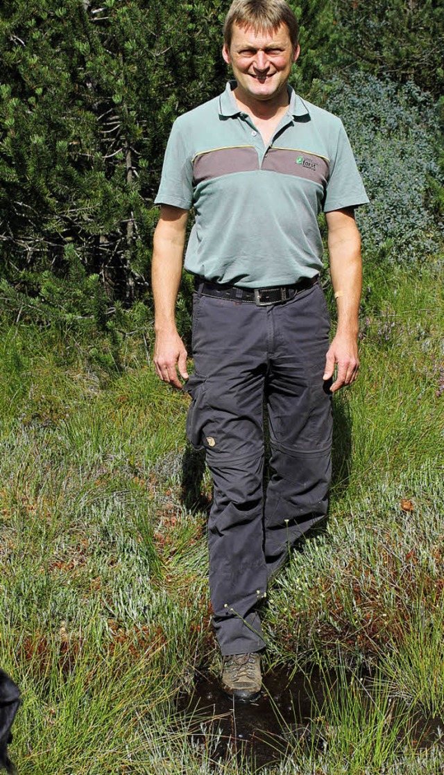 Frster Robert Becker an einem Wasserloch (Gumpen).  | Foto: Cornelia Liebwein