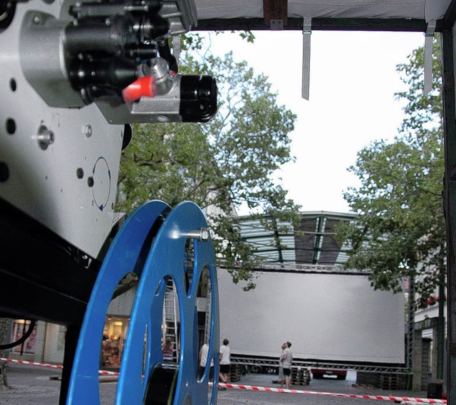 Probeaufbau fr das Kino-Openair auf d...einwand wird beim Glasdach aufgebaut.   | Foto: Nikolaus Trenz