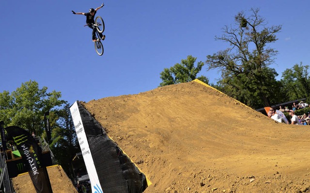 Abenteuerliche Sprnge gibt es beim Dirtjump zu sehen.   | Foto: Michael Reich