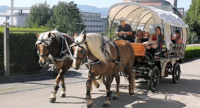 Martin Decker lenkt die beiden Pferde,...e Teilnehmer der Ferienaktion ziehen.   | Foto: Luisa Koch