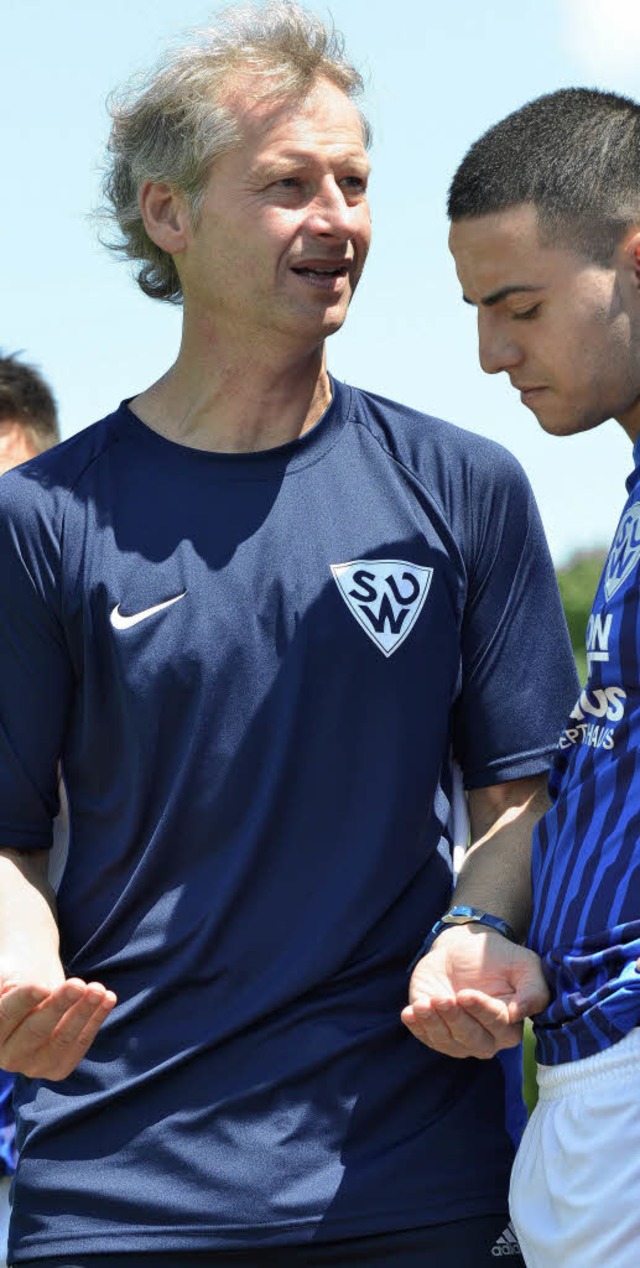 Gestenreich:  Trainer Mathias Chrobok mit Sergen Egin   | Foto: kaufhold