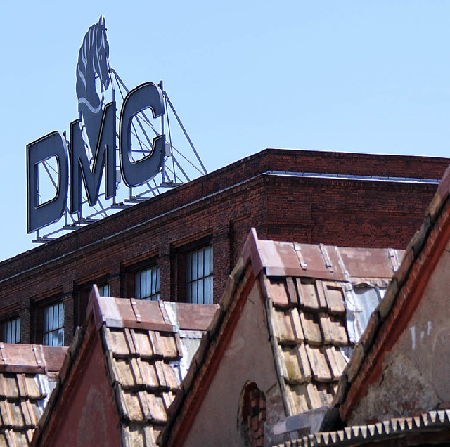 ber den Dchern: Schriftzug der Firma DMC  | Foto: robert gloy