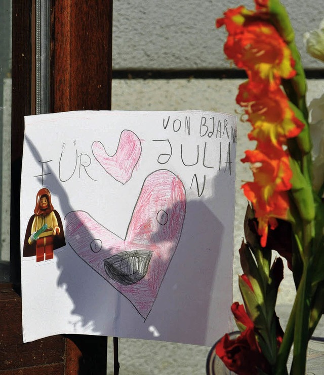 Trauer in Berlin-Gatow: Nachbarn legten Blumen und Briefe vor dem Haus ab.  | Foto: dapd