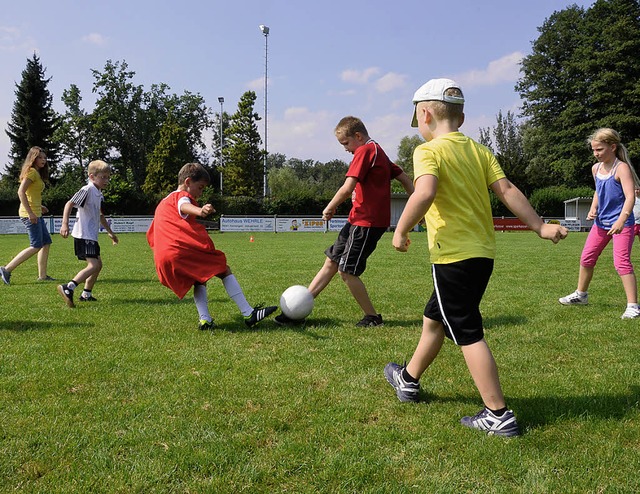 Das Runde muss in das Eckige: Die Kind...r fuballerisches Knnen weiterbilden.  | Foto: Daniel Mandel