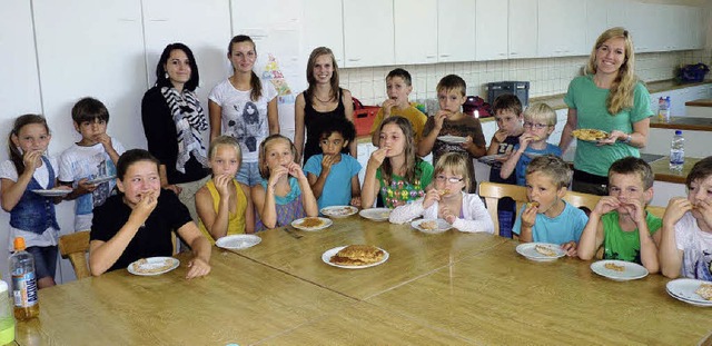 Kinder beim Essen ihrer selbst gebackenen  Waffeln.  | Foto: Hlter-Hassler
