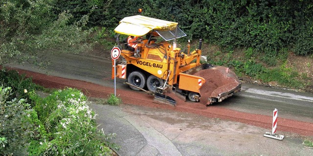 Nach den vorbereitenden Arbeiten an de...ns folgt jetzt die neue Asphaltdecke.   | Foto: ulrike hiller