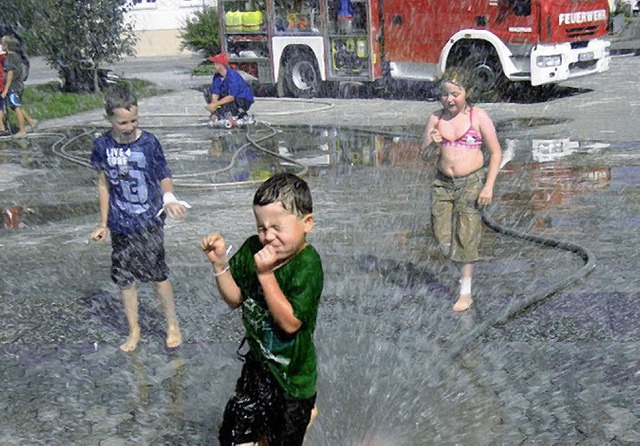 Zum Schluss eine erfrischende Dusche: Kinder bei der Feuerwehr  | Foto: stadtverwaltung