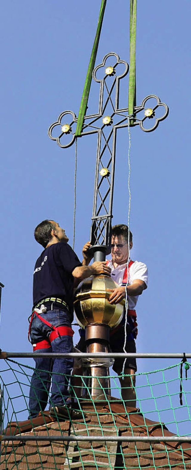 Montage hoch oben: das Turmkreuz auf St. Arbogast   | Foto: ulrike hiller