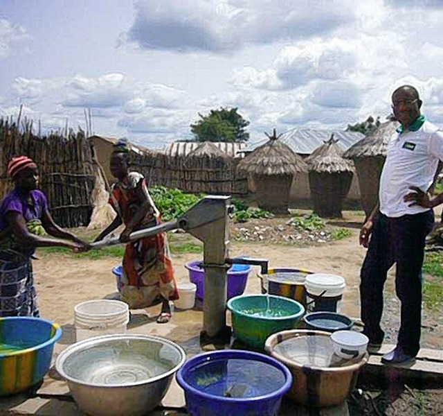 Mit Spendengeldern wurde eine Wasserversorgung vor Ort installiert.  | Foto: Privat (2)