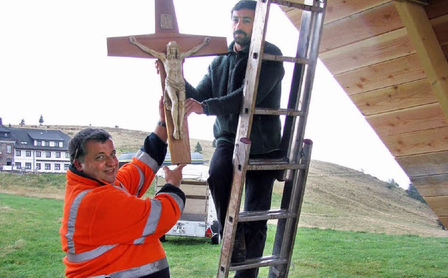 An der Altarinsel bringen Markus Reber...nst auf dem Belchen das Altarkreuz an.  | Foto: Manfred Lange